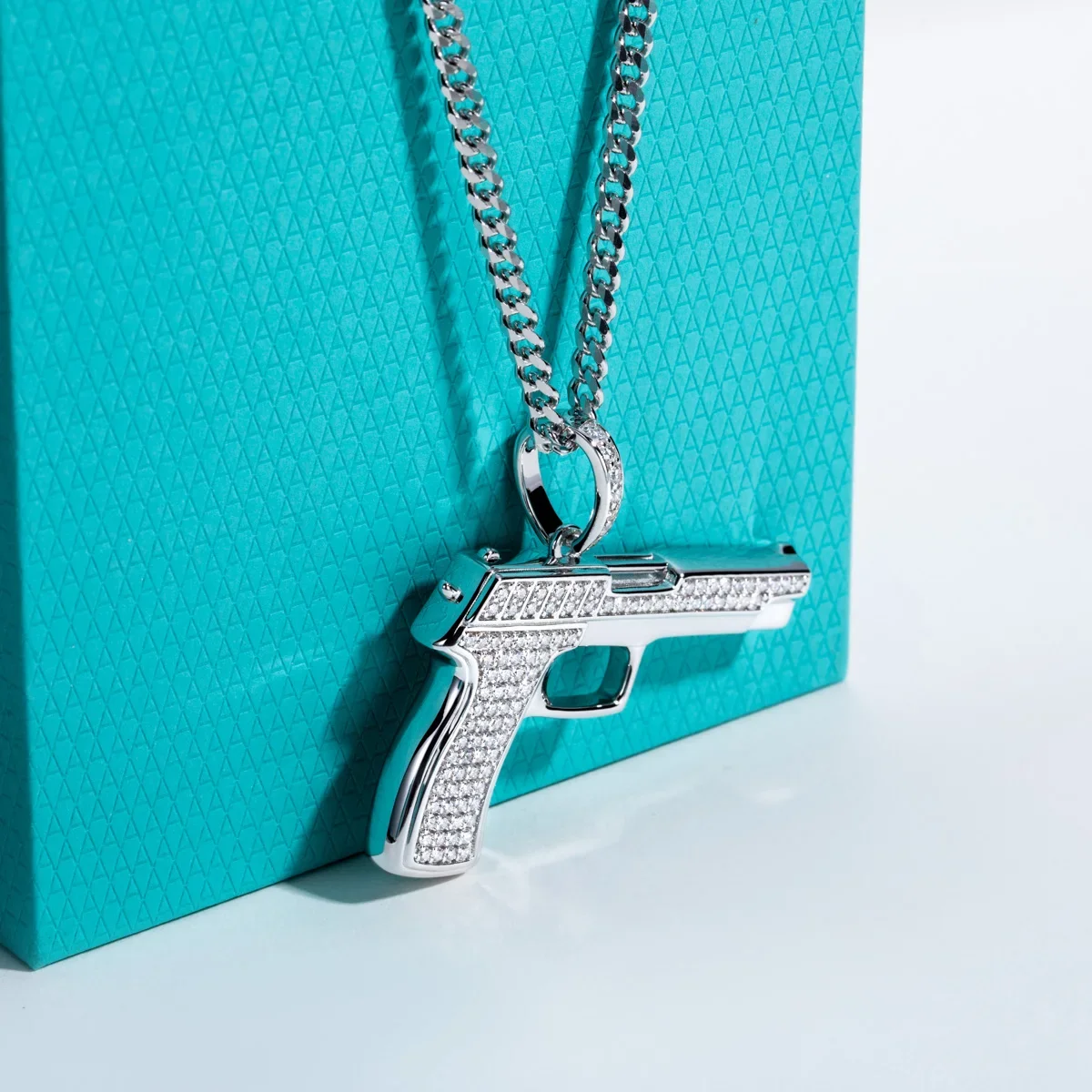 925 Sterling Silver Chain Necklace Men - FCGJHW モアッサナイト製ガンペンダント、エッジの効いたヒップホップ風ネックレス、シルバーチェーン、長さ60cm。男性へのプレゼントに最適。存在感のあるジュエリー。卸売販売。2026年。