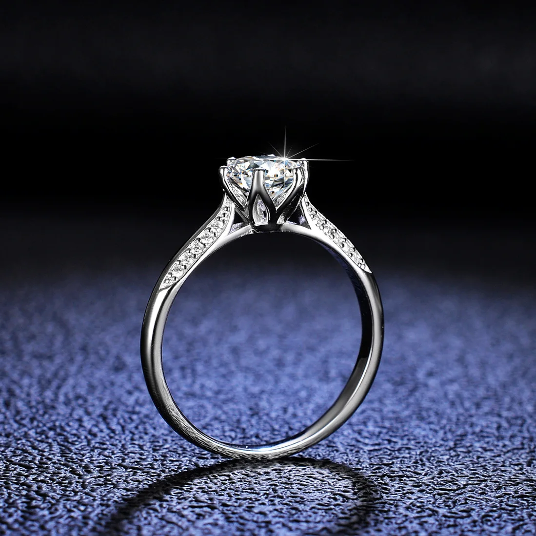 ルミラ 1カラット モアッサナイト エンゲージメントリング  - Moissanite Engagement Ring 1 Carat のレビューと価格
