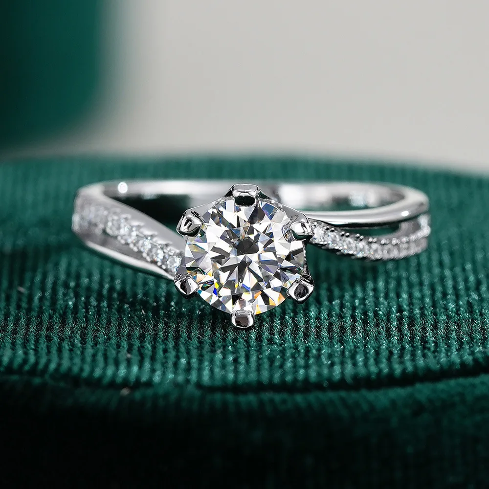 ルミラ スパークリング ツイストアーム モアッサナイト プラ - Moissanite Engagement Ring 1 Carat のレビューと価格