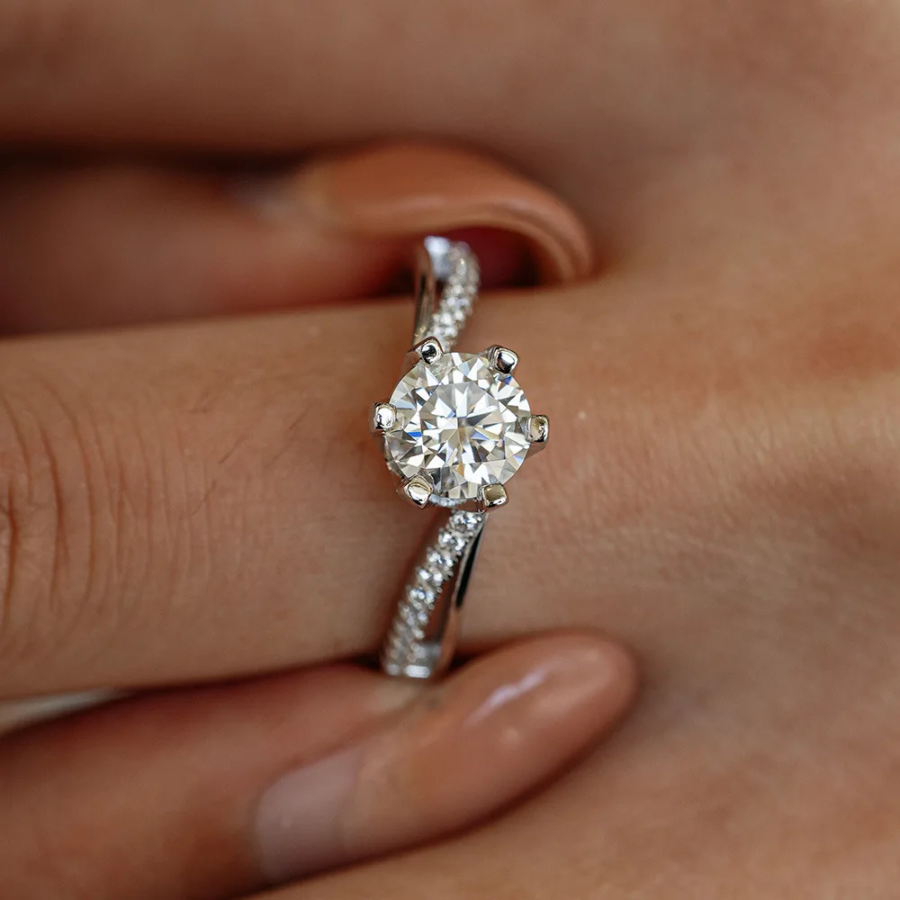 ルミラ スパークリング ツイストアーム モアッサナイト プラ - Moissanite Engagement Ring 1 Carat のレビューと価格